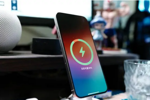 乌拉特中苹果15换屏服务分享用什么充电器给iPhone15充电更好 